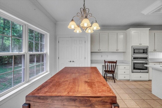 Building Photo - Stunning all-brick home on a large wooded lot