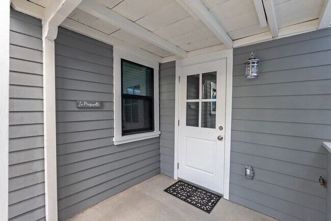 Primary Photo - 2 WEEKS FREE!! Newly Renovated JR 1-Bedroo...