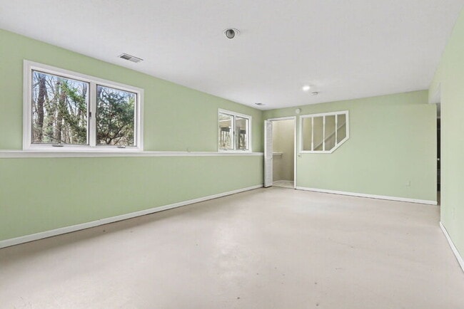 Building Photo - 4319 Valley Hollow Dr NE