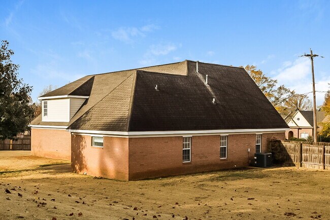 Building Photo - 6150 Woodstock View Dr