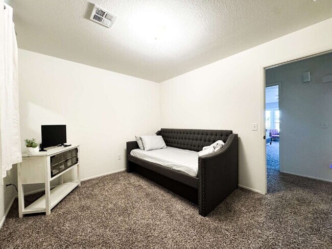 Building Photo - "Spacious 4-Bed, 3-Bath Condo in Desert Sky!"