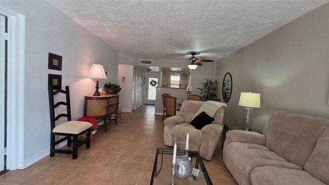 Building Photo - 2801 Somerset Dr