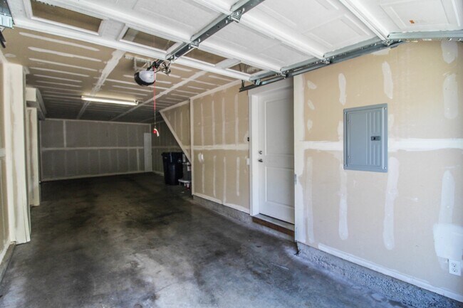 Building Photo - 2bed/2bath Lake Boren Townhome with greenbelt and lake views! Prime Newcastle Location.