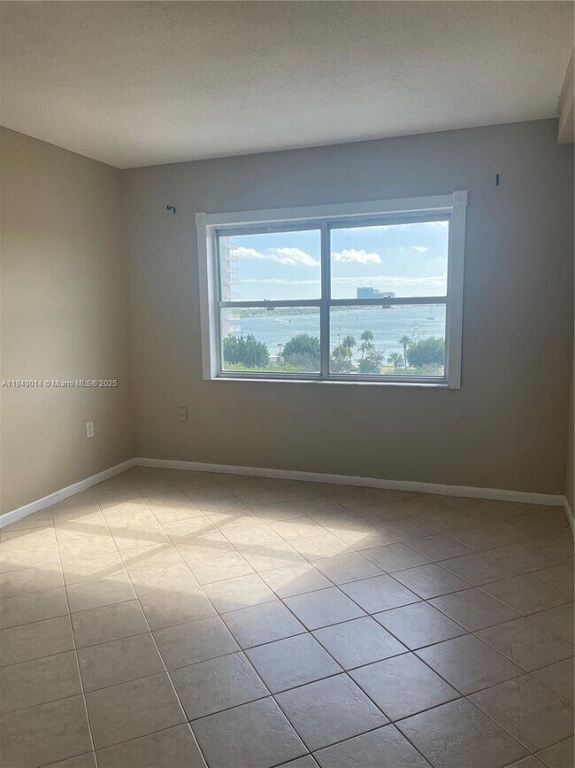 Building Photo - 400 Kings Point Dr