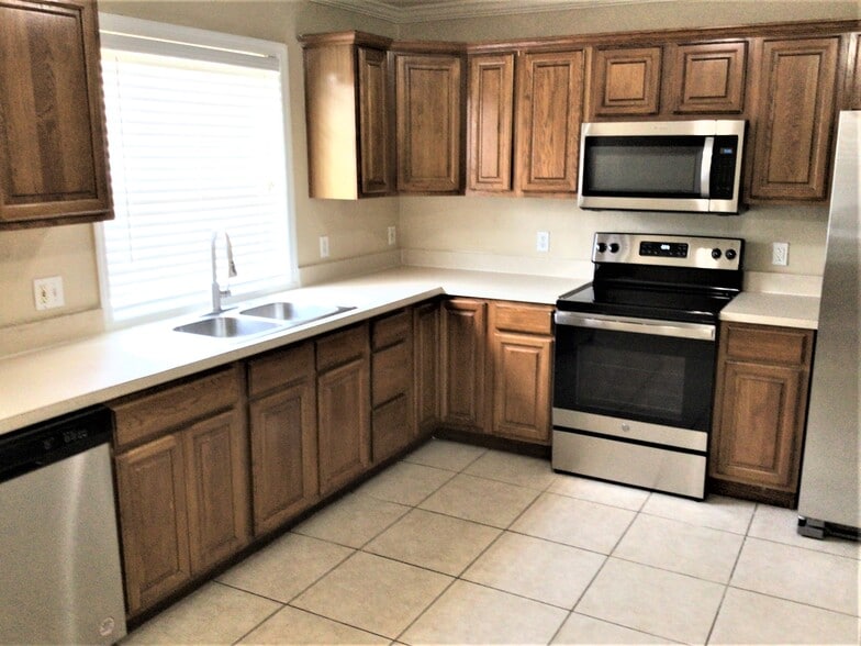 Building Photo - 245 Oak Run Ct