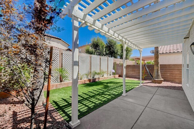 Building Photo - Stunning Southern Highlands Two Story