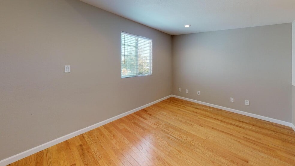 Building Photo - 710 Telford Ave