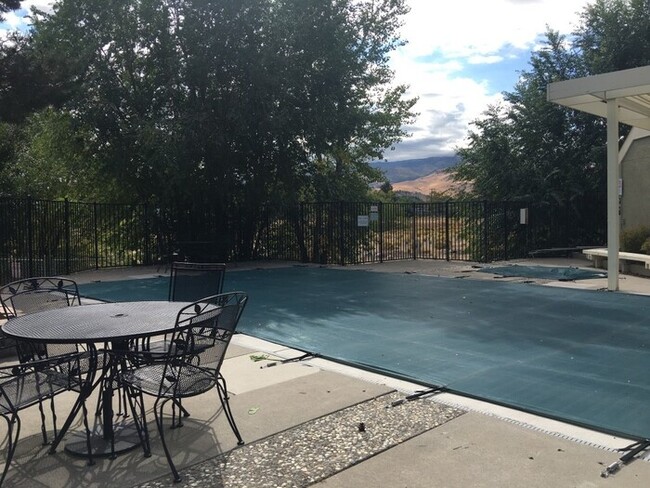 Building Photo - Reno Riverfront Condo - 2 Bedroom - Cat Fr...