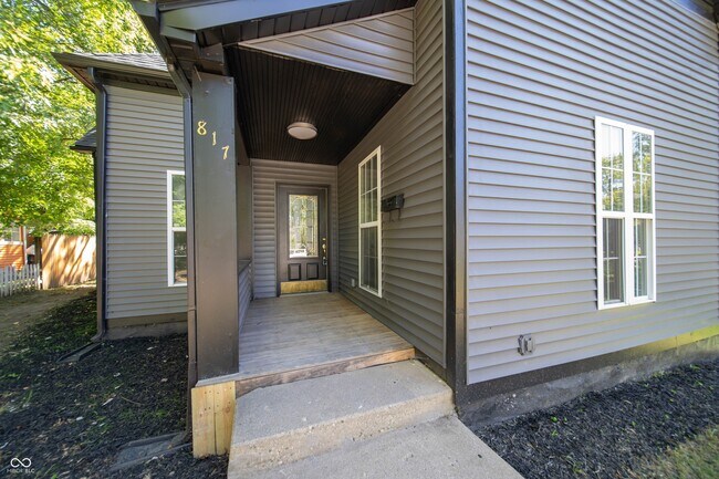 Building Photo - 817 W 5th St