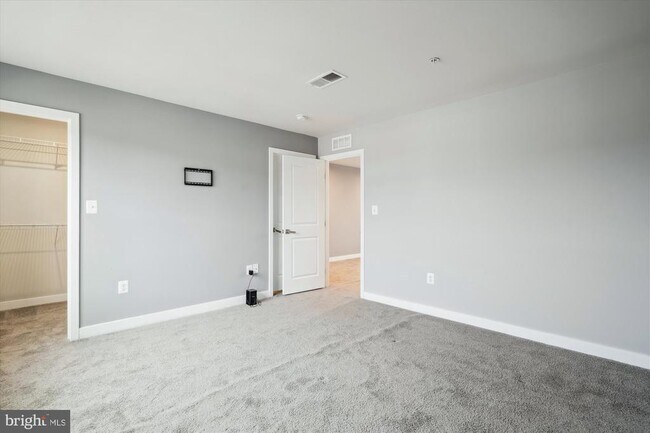 Building Photo - 2824 Lewis Ave