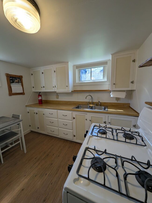 Building Photo - AAJ903