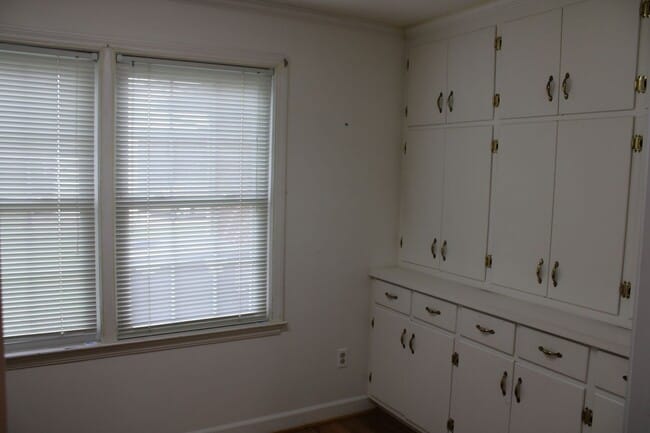 Building Photo - 1705 Hillcrest Dr W