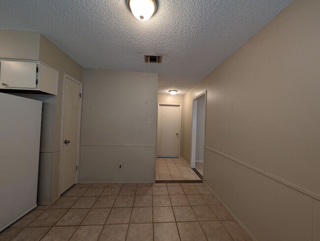 Building Photo - Location!! 1 Mile to Landa Park / Close to...