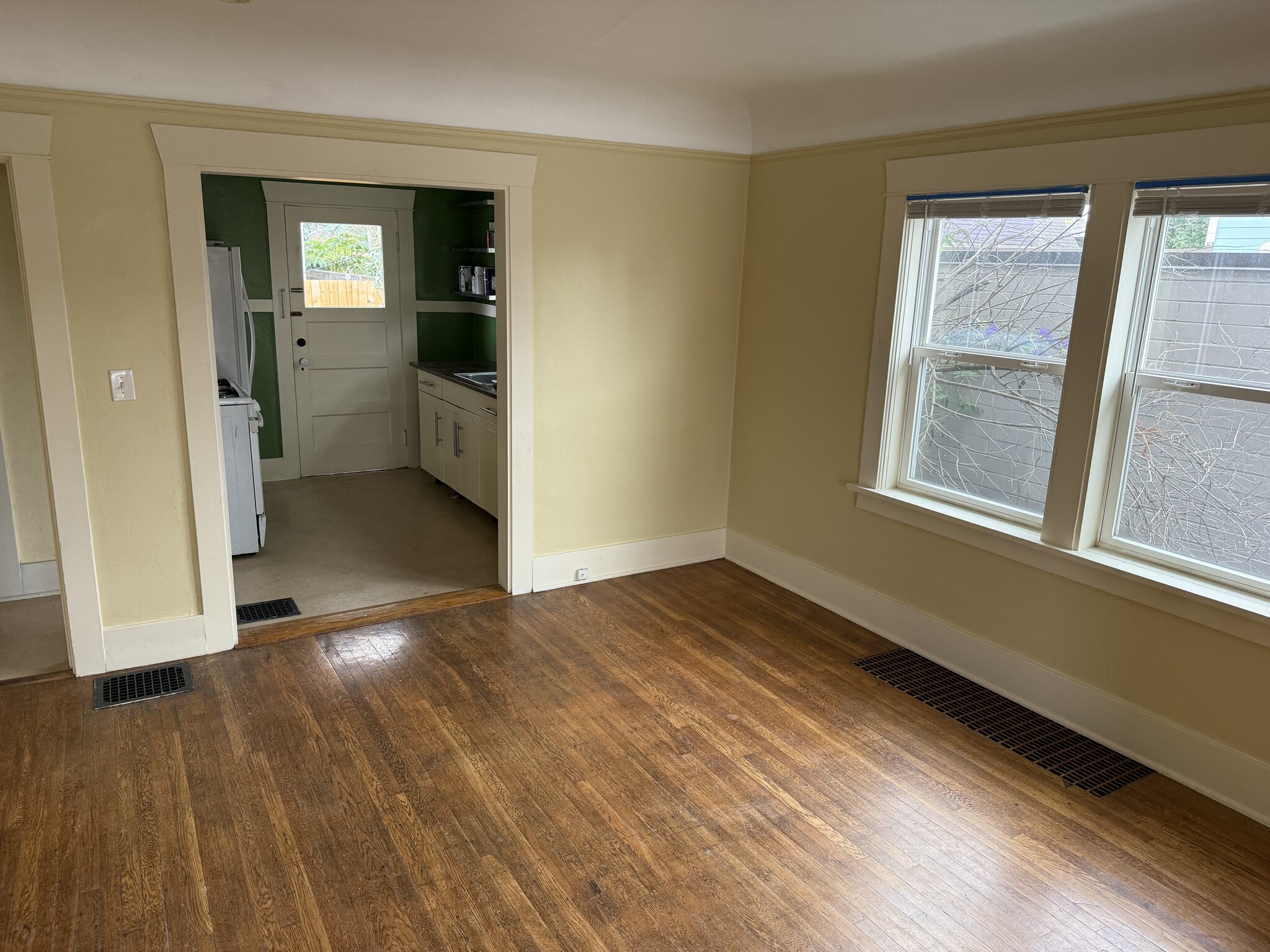 Dining - 6624 NE Sandy Blvd