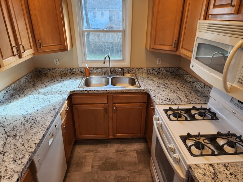 Kitchen - 4607 James St