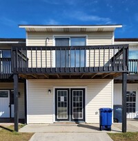 Building Photo - Beautiful, newly renovated 2 bedroom townh...