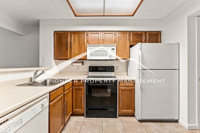 Building Photo - Gorgeous Condo with Washer/Dryer and Central AC