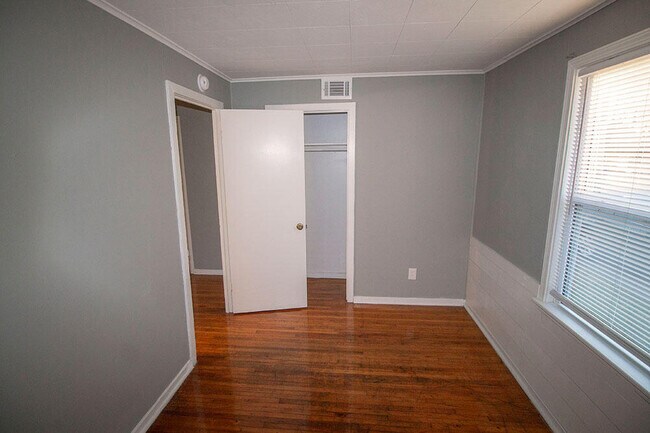 Building Photo - 1507 W Worley St