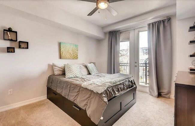 Building Photo - Bright & Spacious Condo Just One Block fro...