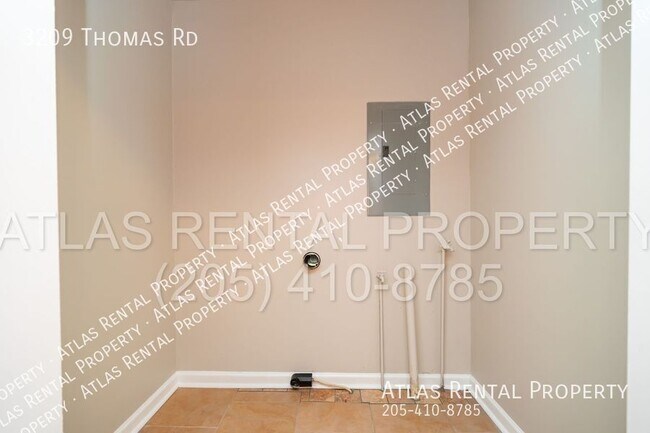 Building Photo - 3209 Thomas Rd