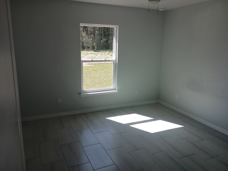 Building Photo - 985 Flomich St