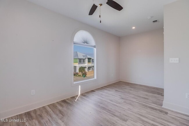 Building Photo - 238 Lovers Ln