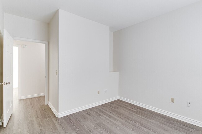 Building Photo - Spacious and Stylish Green Valley First-Floor Unit!!