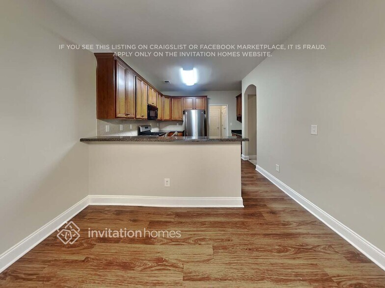 Building Photo - 490 Roland Manor Dr