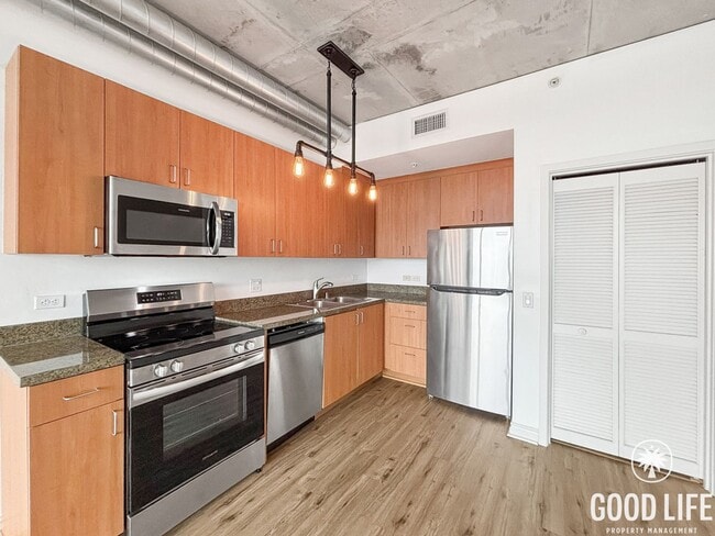 Building Photo - Gorgeous Studio W/ W/D, A/C, Balcony, Rooftop Deck, Gym, Jacuzzi with City views!!