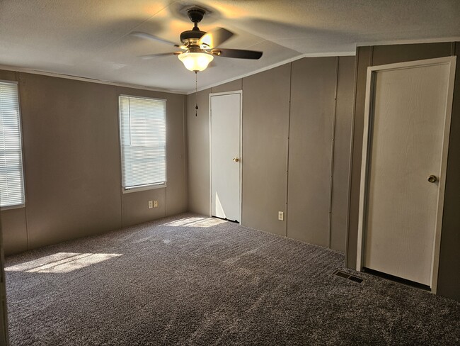 Building Photo - 38 Lynnwood Cir