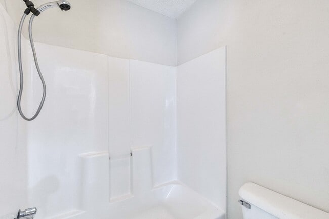 Building Photo - Upstairs Two Bedroom Unit in Fourplex with Balcony