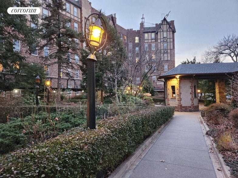 Building Photo - 3900 Greystone Ave