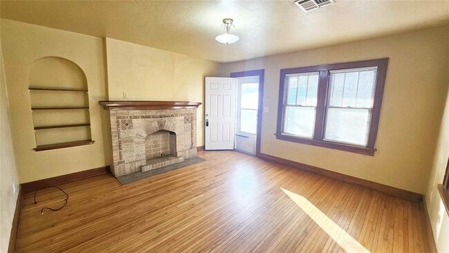 Building Photo - 2429 W Park Pl