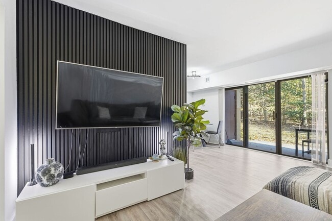 Building Photo - Beautifully Renovated 2-Bedroom Condo in the Heart of Reston!