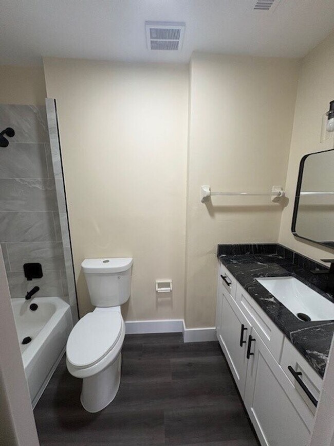 Building Photo - UCF AREA - Newly Remodeled 2/2.5 Townhouse in Cambridge Circle