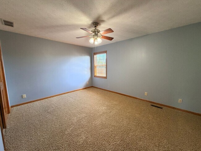 Building Photo - 705 Hummingbird Ln