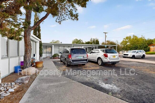 Building Photo - 301 Graceland Dr SE