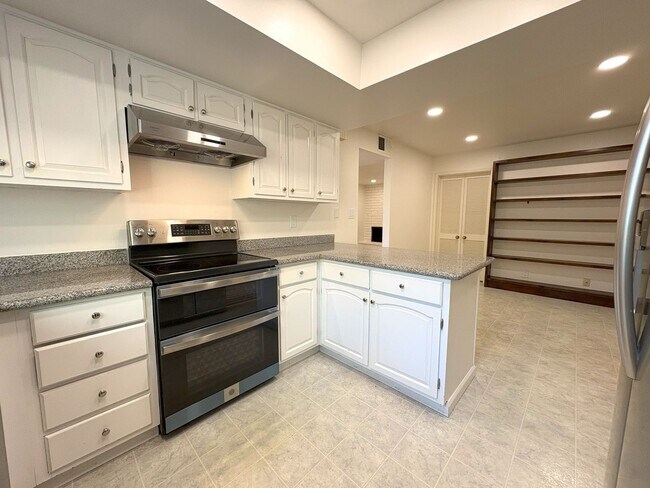Building Photo - Beautifully Updated 3-Bedroom Townhome in ...