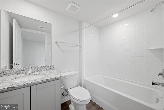 Building Photo - 122 Bowers St