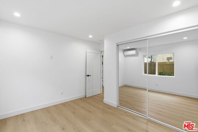 Building Photo - 3431 Edgehill Dr