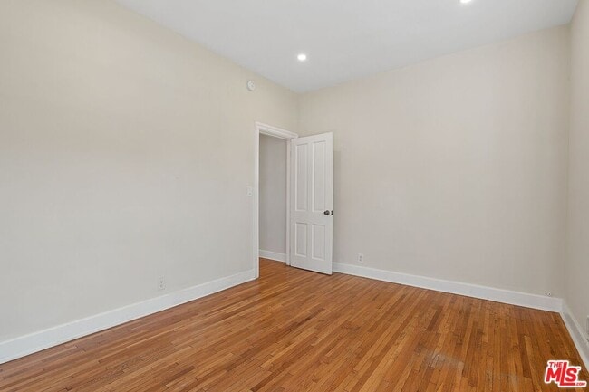 Building Photo - 420 S Beverwil Dr