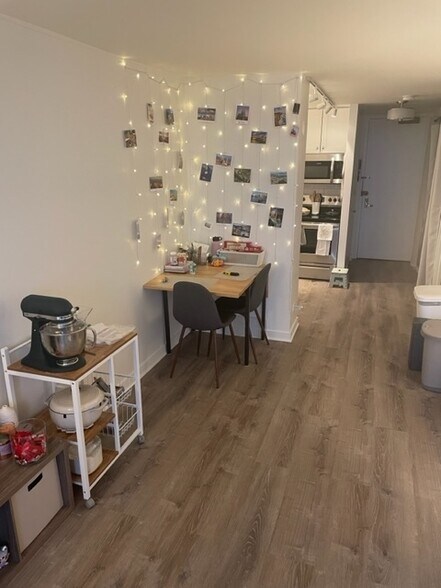 Building Photo - 2650 N Lakeview Ave