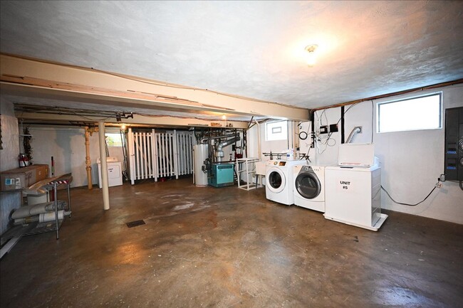 Building Photo - 2625 Robertson Ave