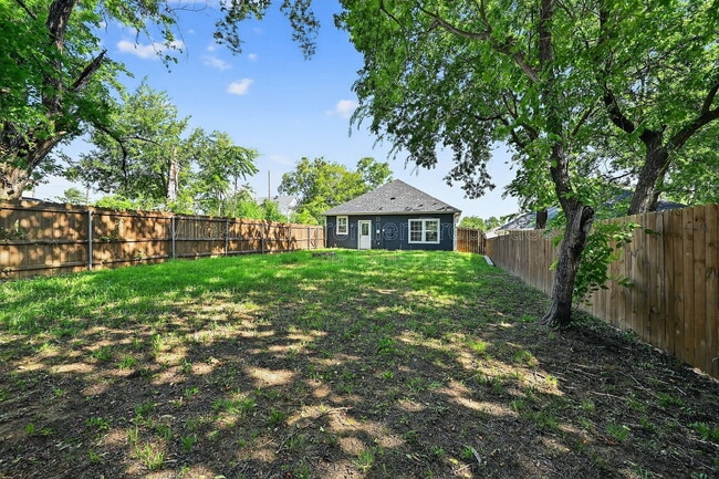 Building Photo - 320 W Bond St