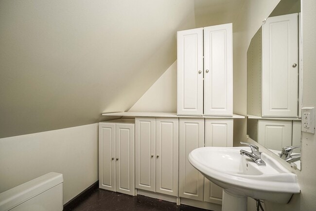 Building Photo - 2 Bedroom 1.5 Bath Farm House