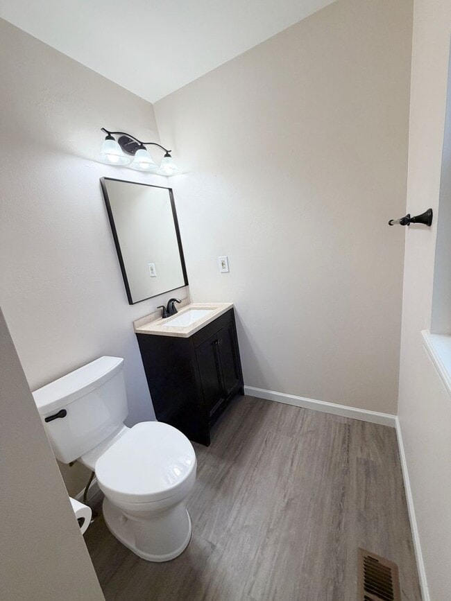 Building Photo - Exceptional 3-bedroom, 2.5-bathroom end unit townhouse located in Arvada