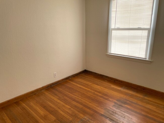 Building Photo - Cute Home In The Center Of Town!!!