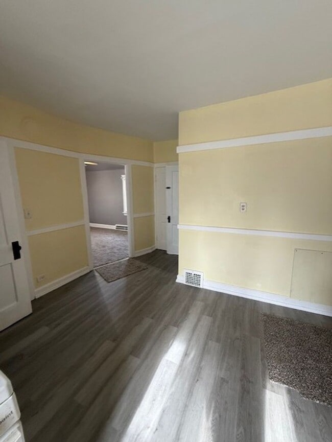 Building Photo - Spacious 1 bedroom with Bonus Room