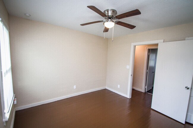 Building Photo - 934 Poinsettia St