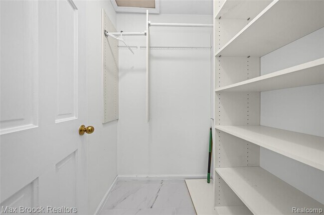 Building Photo - 3332 Barlyn Ln
